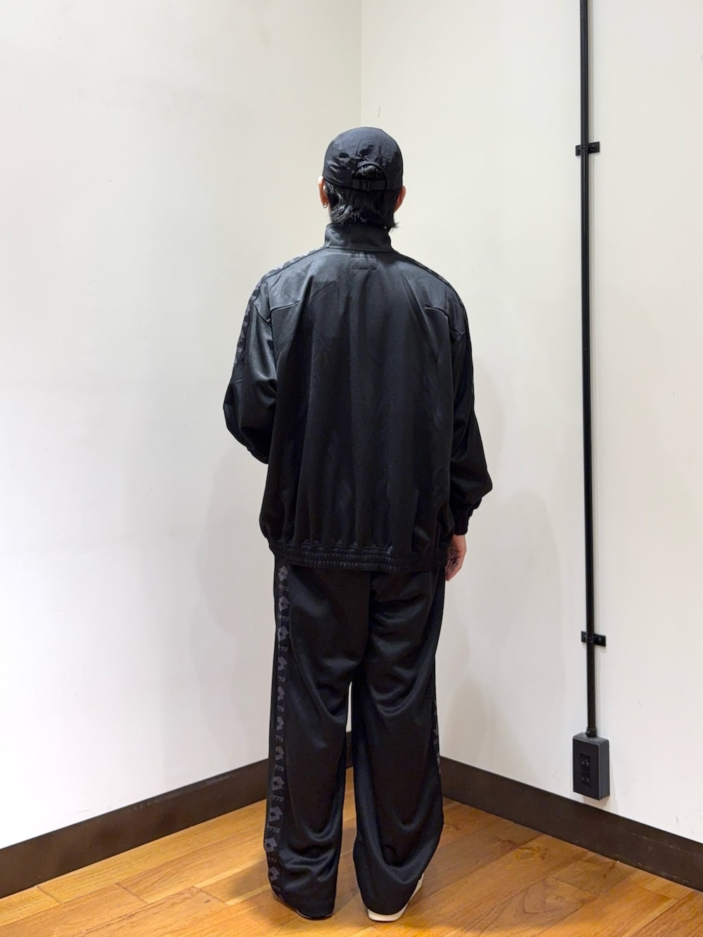 ブラック系のブルゾン、ホワイト系のTシャツ/カットソー、ブラック系のその他パンツを着用したメンズの秋コーディネートの3枚目の写真