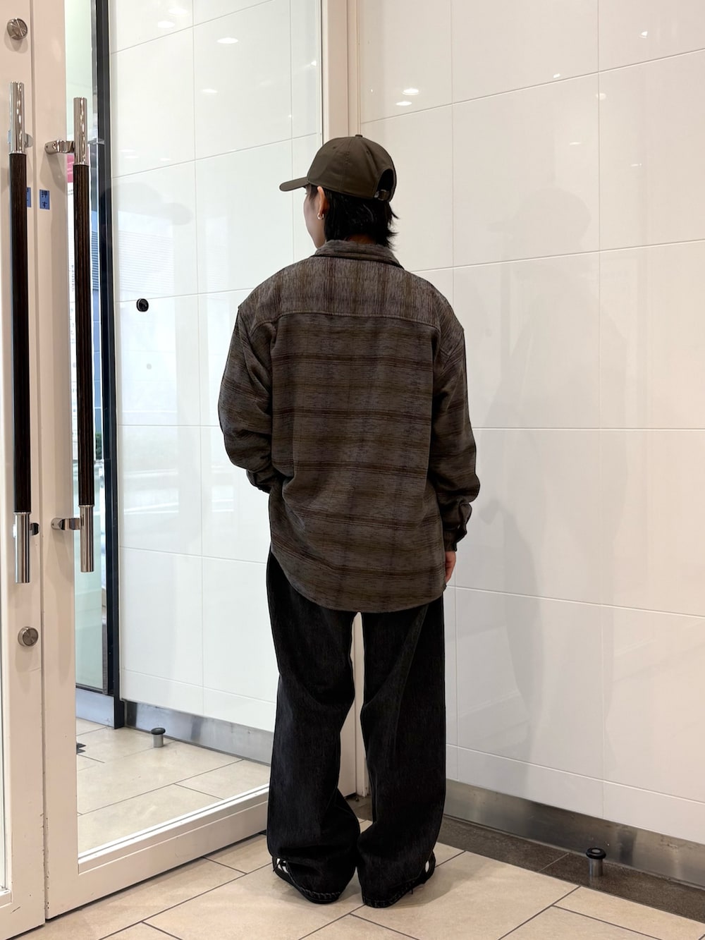 グレー系のシャツ/ブラウス、ベージュ系のTシャツ/カットソー、ブラック系のデニムパンツを着用したメンズの秋コーディネートの3枚目の写真