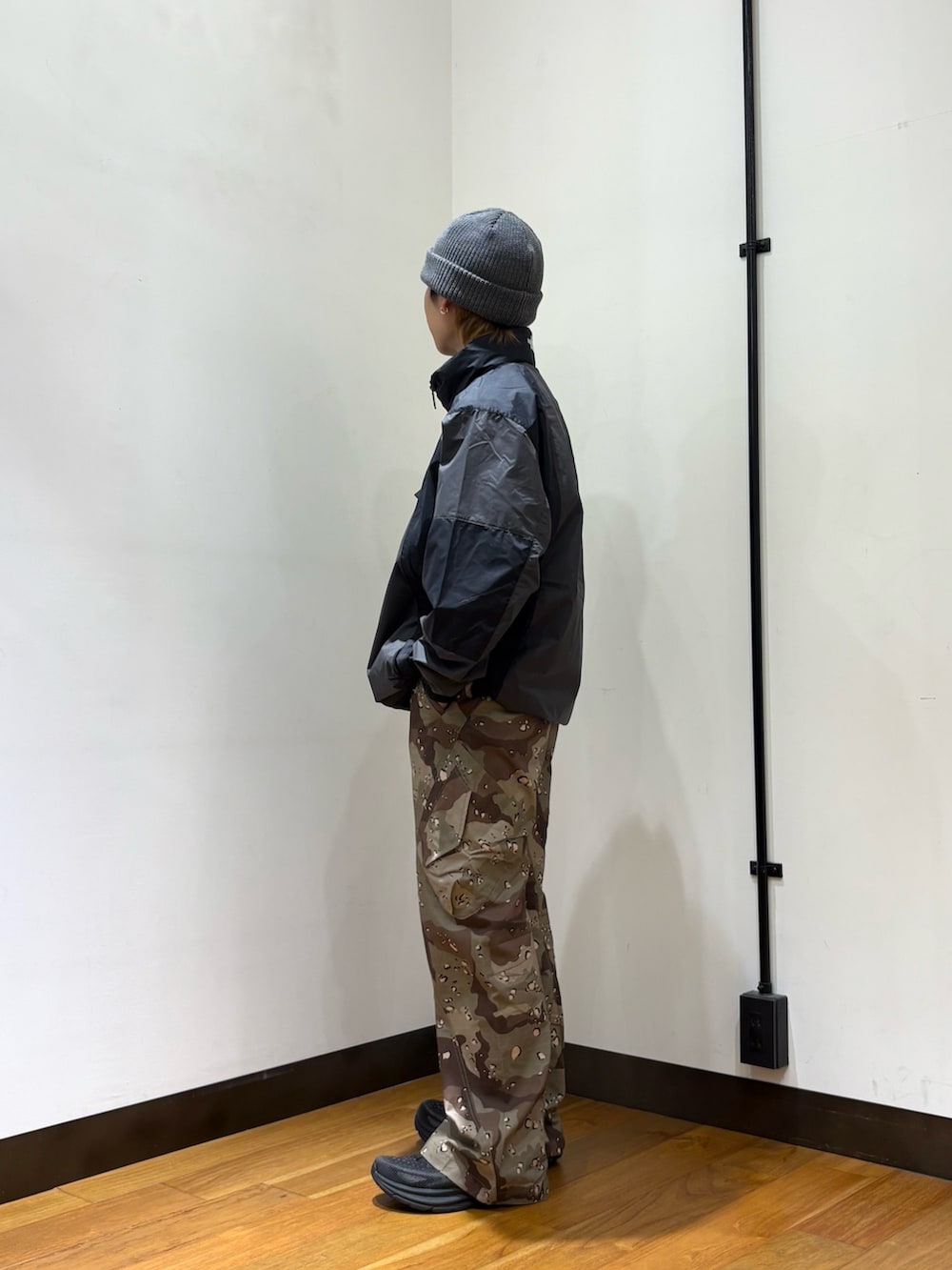 グレー系のマウンテンパーカー、その他のその他パンツ、グレー系のニットキャップ/ビーニーを着用したメンズの春コーディネートの2枚目の写真