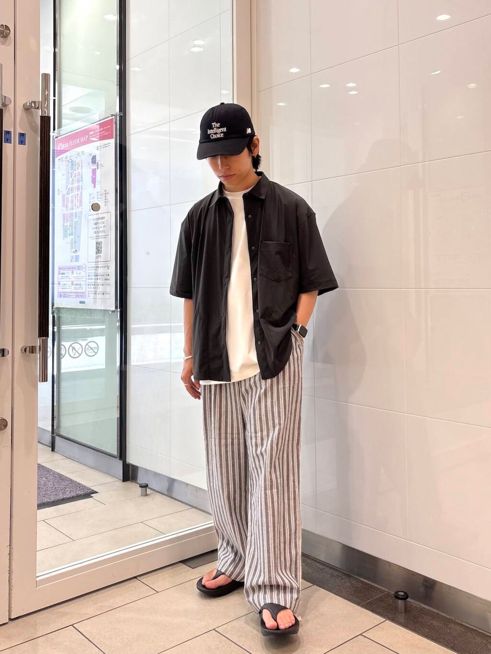 「シャツスタイル、ビッグシルエット、カジュアル、レイヤードスタイル、低身長、夏コーデ、20代、サンダルコーデ、機能性素材、キャップコーデ、アーバンスタイル、freezy、休日リラックススタイル、一枚で決まるtシャツ」|「OOFOSのOOFOS Ooriginal(サンダル、ブラック系)」を使った、オタケさん(メンズ・162cm)の夏コーディネートの5枚目の写真