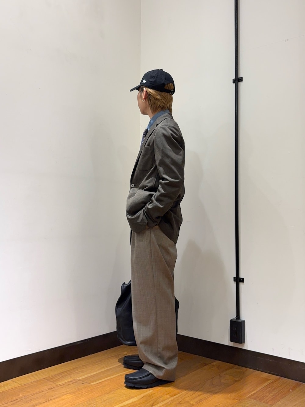 グリーン系のテーラードジャケット、ブラウン系のネクタイ、ブルー系のシャツ/ブラウスを着用したメンズの春コーディネートの2枚目の写真