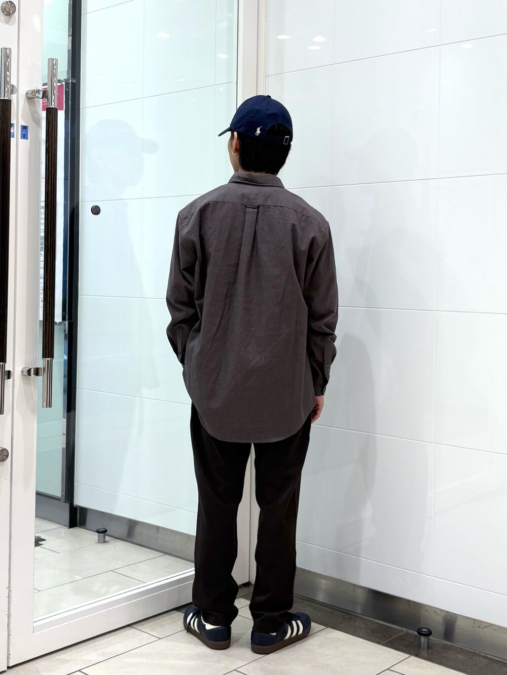 グレー系のシャツ/ブラウス、ベージュ系のその他パンツ、ブルー系のスニーカーを着用したメンズの秋コーディネートの3枚目の写真