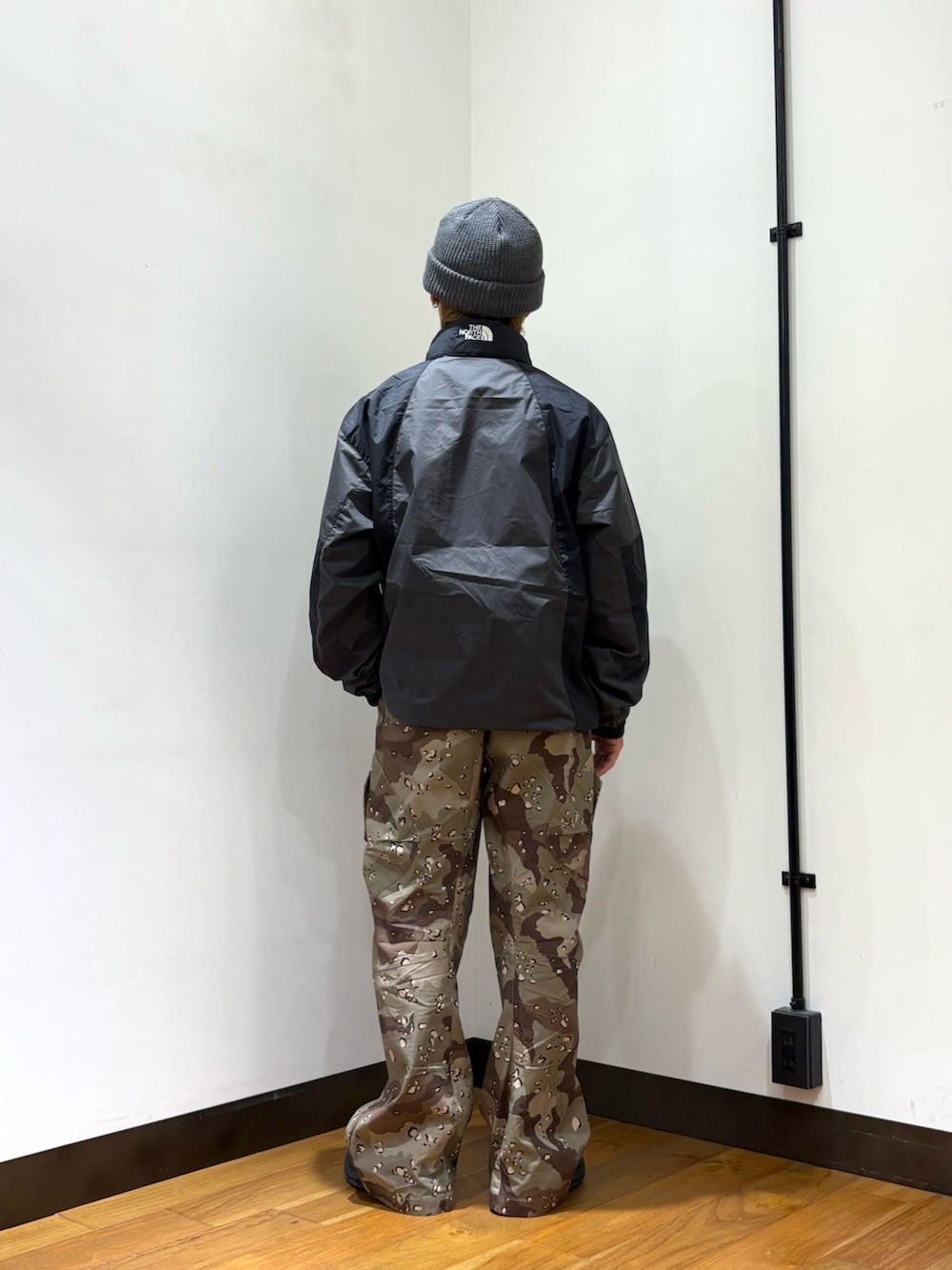 グレー系のマウンテンパーカー、その他のその他パンツ、グレー系のニットキャップ/ビーニーを着用したメンズの春コーディネートの3枚目の写真