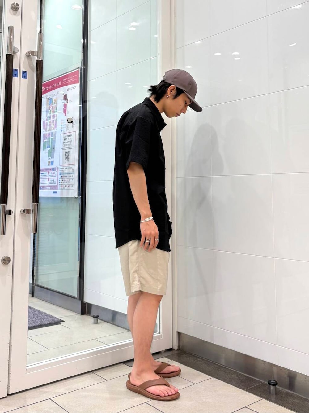 グレー系のその他パンツ、ブラック系のシャツ/ブラウス、ブラウン系のサンダルを着用したメンズの夏コーディネートの4枚目の写真