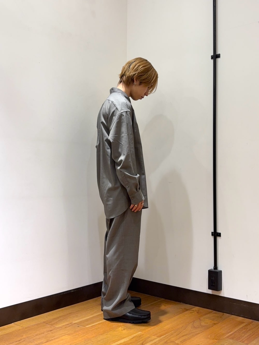 グレー系のブルゾン、グレー系のシャツ/ブラウス、グレー系のその他パンツを着用したメンズの春コーディネートの8枚目の写真