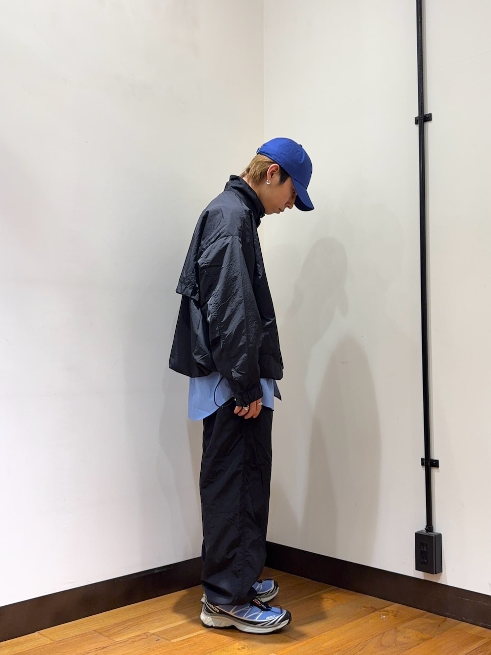 ブラック系のナイロンジャケット、ブルー系のシャツ/ブラウス、ブラック系のその他パンツを着用したメンズの冬コーディネートの4枚目の写真