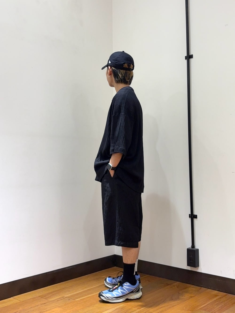 ブラック系のシャツ/ブラウス、その他のその他パンツ、ブルー系のスニーカーを着用したメンズの夏コーディネートの2枚目の写真