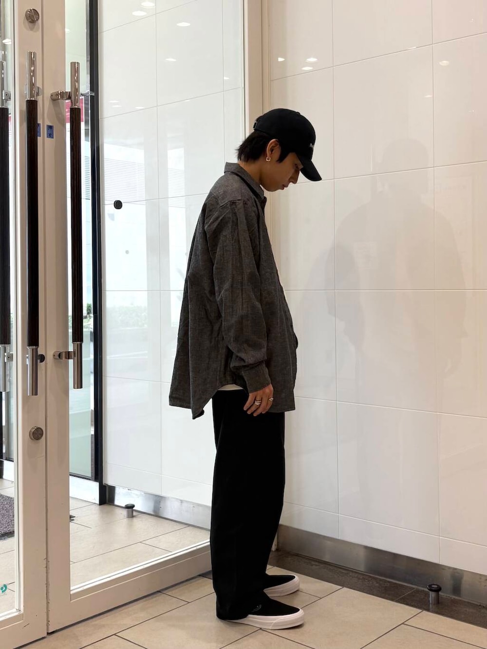 「シャツスタイル、ワイドパンツ、ビッグシルエット、カジュアル、キレイめ、ストリート、オーバーサイズ、スポーツミックス、デートコーデ、ワントーン、リラックススタイル、URBANRESEARCH、シンプルコーデ、チノパン、低身長」｜「URBAN RESEARCHの接触冷感スムージーTシャツ（Tシャツ/カットソー、ホワイト系）」を使った、オタケさん（メンズ・162cm）の夏コーディネートの4枚目の写真