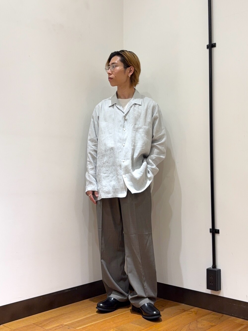 グレー系のその他パンツ、ブラック系のドレスシューズ、ブルー系のその他アウターを着用したメンズの春コーディネートの6枚目の写真
