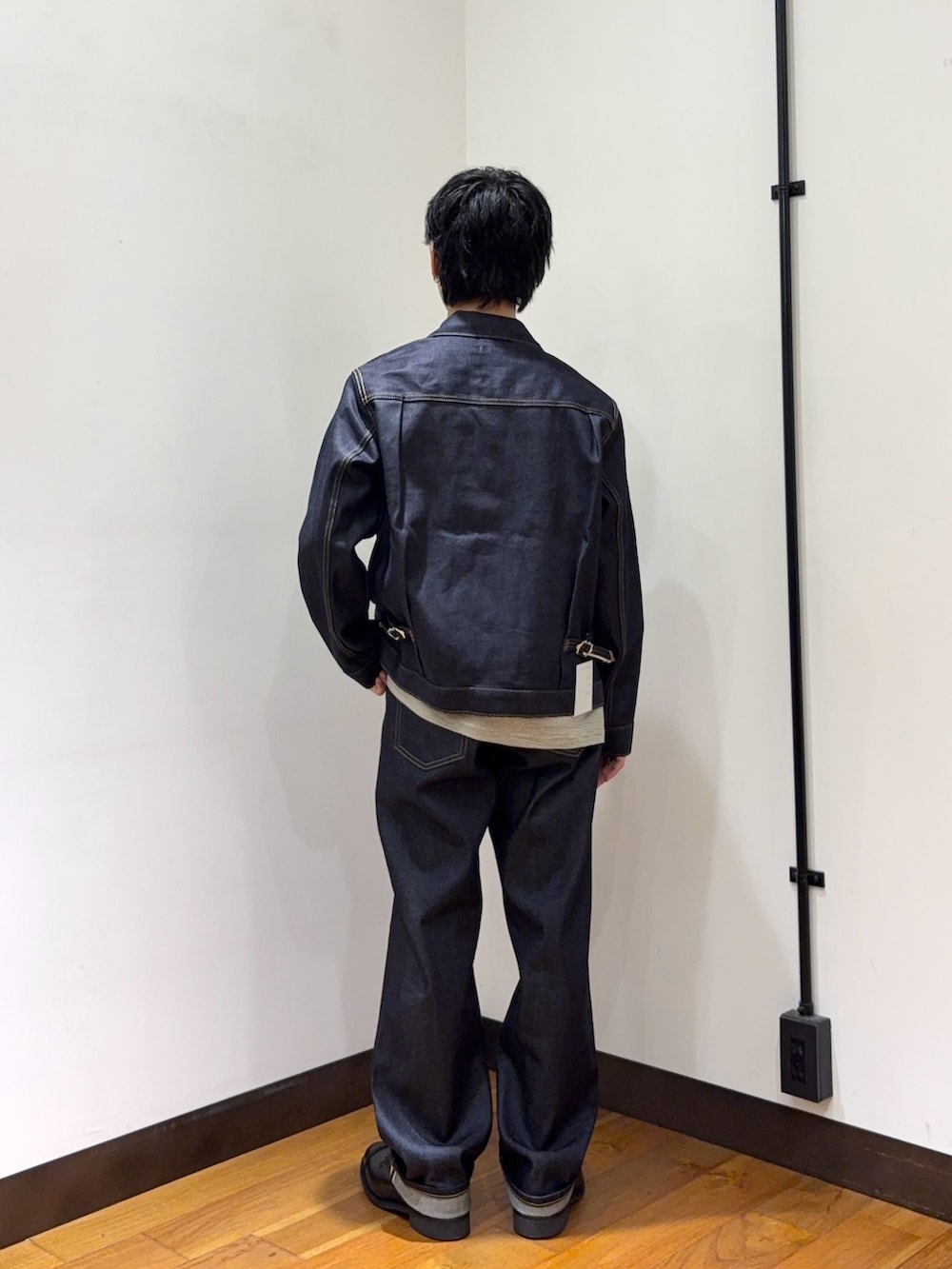 ブルー系のデニムジャケット、ホワイト系のTシャツ/カットソー、ブルー系のデニムパンツを着用したメンズの秋コーディネートの3枚目の写真