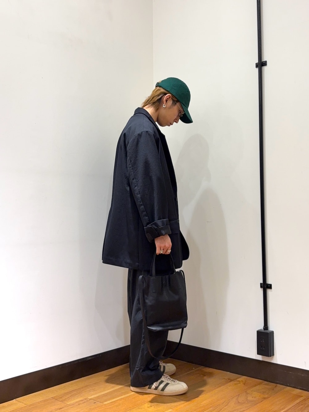 ブラック系のその他アウター、ブラック系のTシャツ/カットソー、ブラック系のその他パンツを着用したメンズの春コーディネートの4枚目の写真