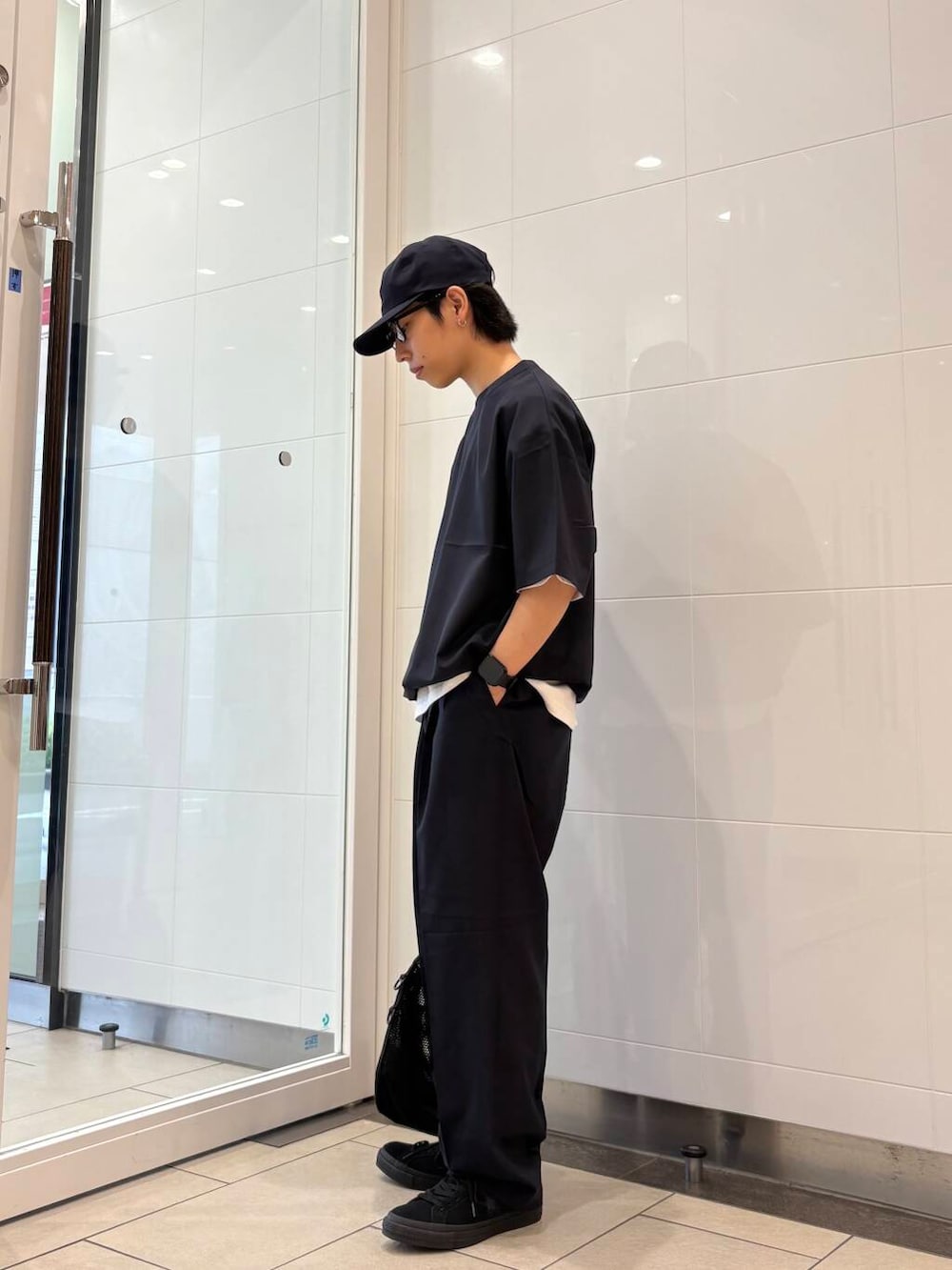 「セットアップ、カジュアル、レイヤードスタイル、低身長、夏コーデ、休日スタイル、フェスコーデ、リラックス、20代、リラックスコーデ、キャップコーデ、アーバンスタイル、メンズスニーカー、きれいめtシャツ、初夏のお出かけコーデ」|「KIJIMA TAKAYUKIのKIJIMA TAKAYUKI COTTON GABA 6PANEL CAP(キャップ、ブルー系)」を使った、オタケさん(メンズ・162cm)の春コーディネートの3枚目の写真