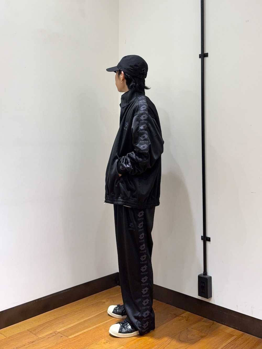 ブラック系のブルゾン、ホワイト系のTシャツ/カットソー、ブラック系のその他パンツを着用したメンズの秋コーディネートの2枚目の写真
