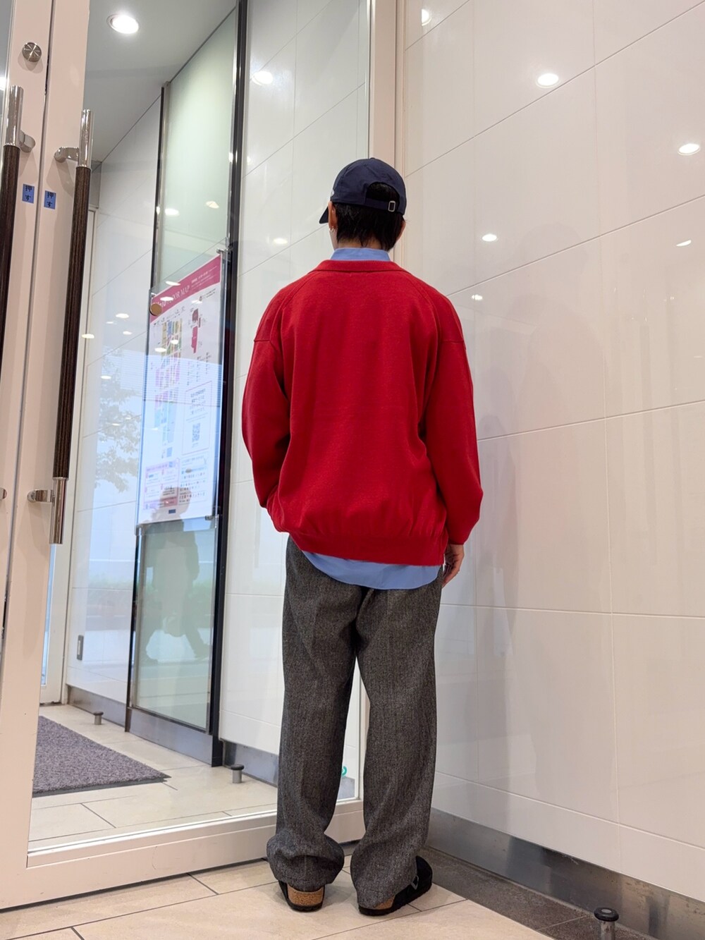 ブラウン系のニット/セーター、ブルー系のシャツ/ブラウス、グレー系のその他パンツを着用したメンズの冬コーディネートの3枚目の写真