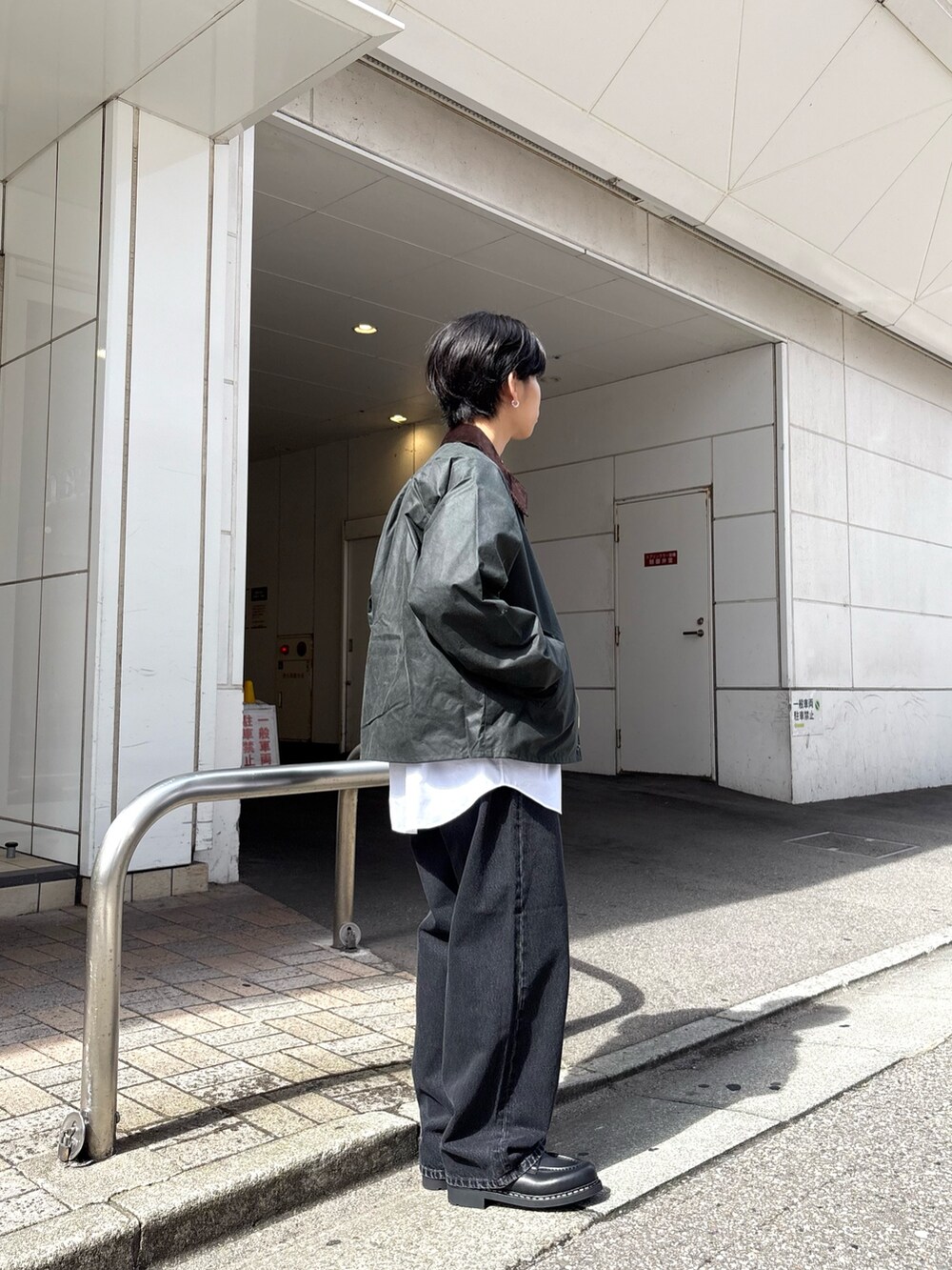 グリーン系のその他アウター、ホワイト系のシャツ/ブラウス、ブラック系のデニムパンツを着用したメンズの秋コーディネートの5枚目の写真