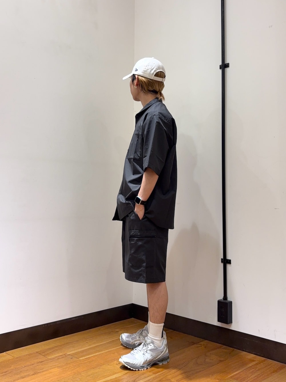 グレー系のシャツ/ブラウス、グレー系のその他パンツ、ホワイト系のキャップを着用したメンズの春コーディネートの2枚目の写真