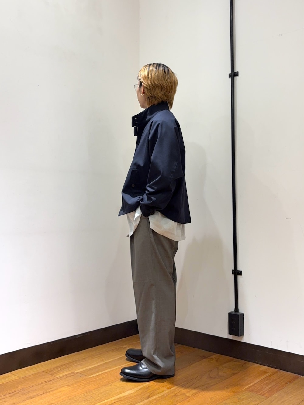 グレー系のその他パンツ、ブラック系のドレスシューズ、ブルー系のその他アウターを着用したメンズの春コーディネートの3枚目の写真