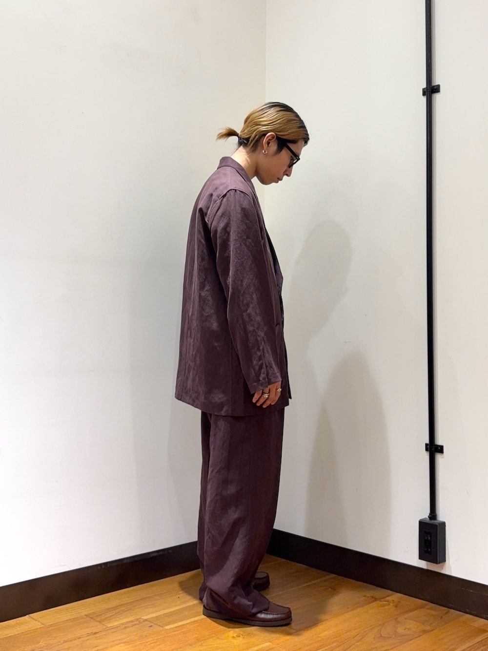 ブラウン系のその他パンツ、ブラウン系のローファー、ブラウン系のその他アウターを着用したメンズの春コーディネートの4枚目の写真