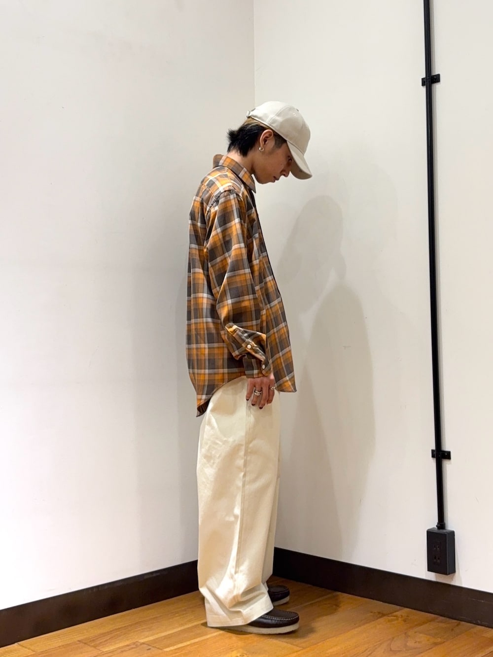 ホワイト系のその他パンツ、ブラウン系のその他シューズ、ベージュ系のキャップを着用したメンズの夏コーディネートの4枚目の写真