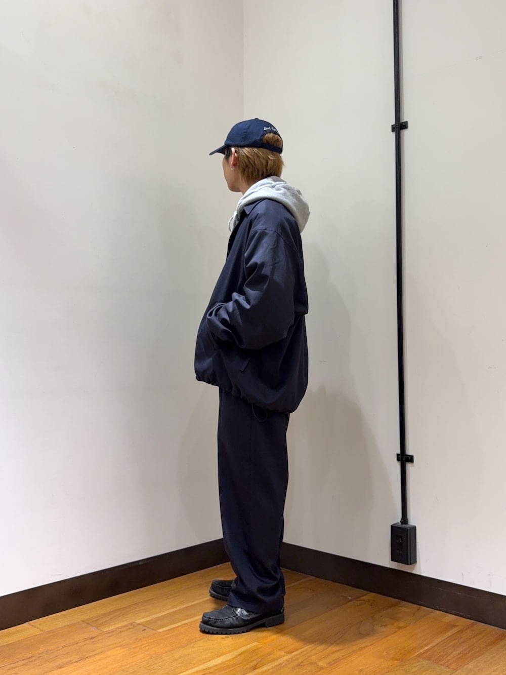 ブルー系のその他アウター、ブルー系のその他パンツを着用したメンズの冬コーディネートの3枚目の写真