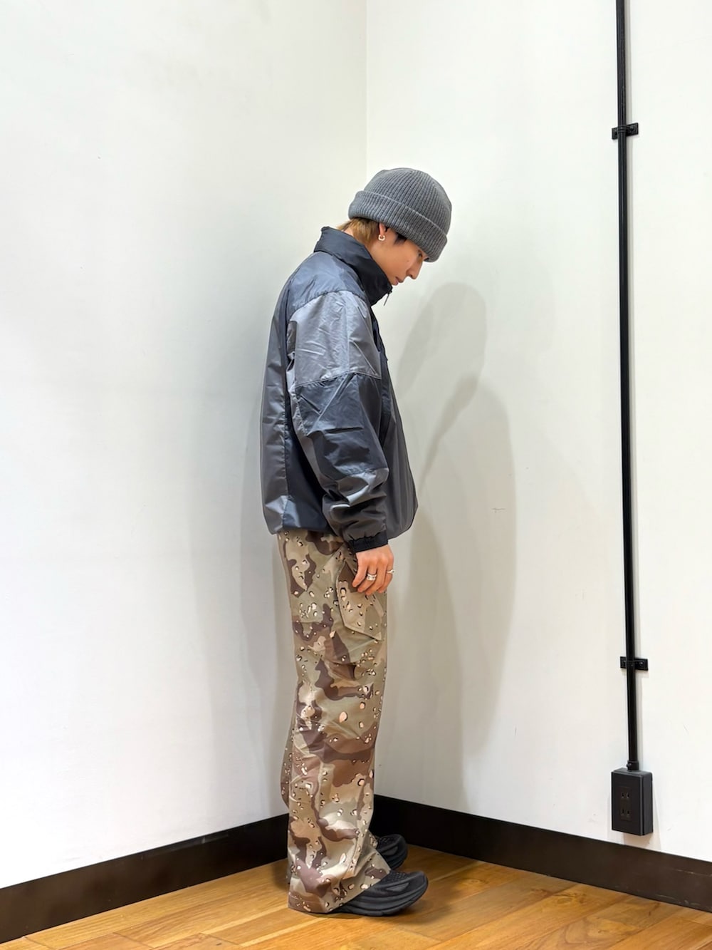 グレー系のマウンテンパーカー、その他のその他パンツ、グレー系のニットキャップ/ビーニーを着用したメンズの春コーディネートの4枚目の写真