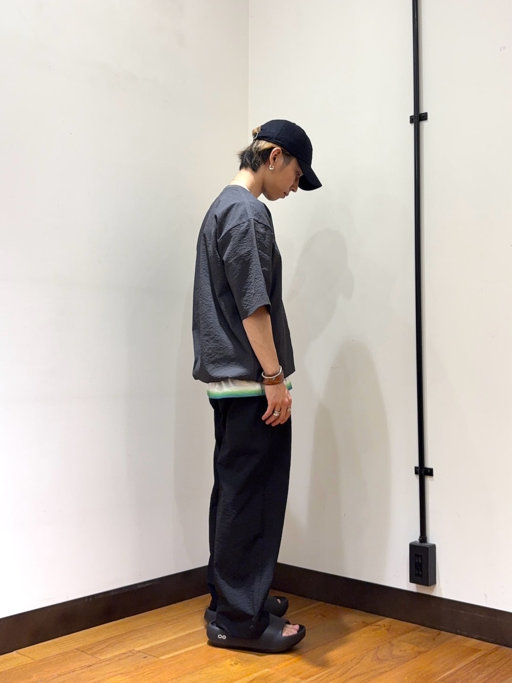グレー系のTシャツ/カットソー、ホワイト系のTシャツ/カットソー、ブラック系のその他パンツを着用したメンズの夏コーディネートの4枚目の写真