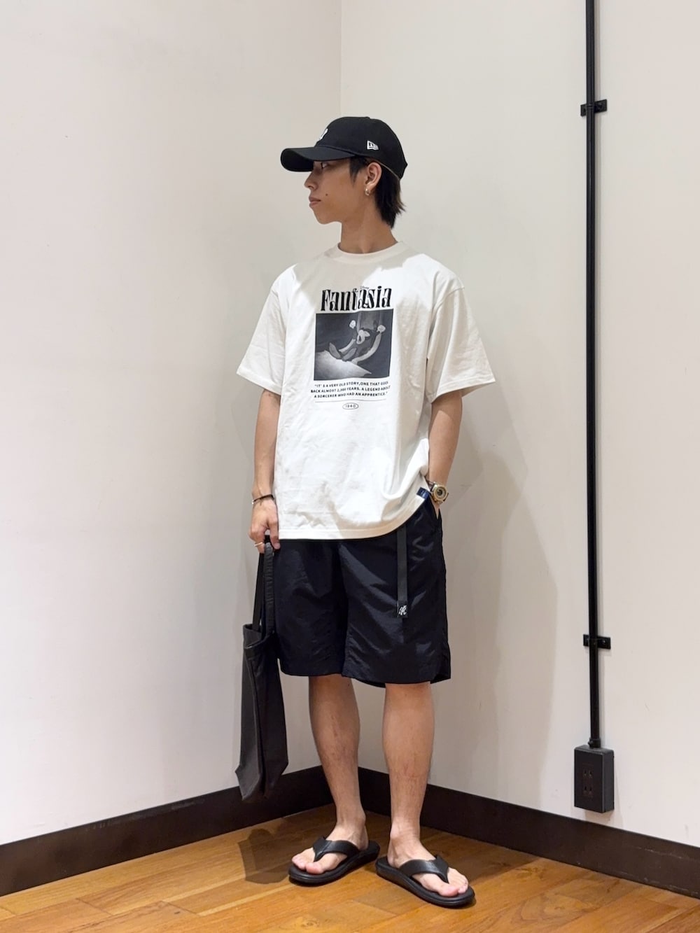 ブラック系のシャツ/ブラウス、その他のTシャツ/カットソー、ブラック系のその他パンツを着用したメンズの夏コーディネートの2枚目の写真