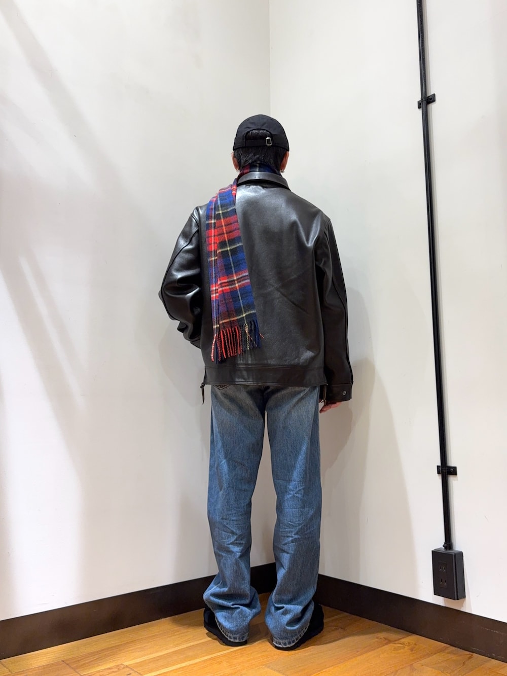 ブラウン系のその他アウター、ブルー系のデニムパンツ、ブラック系のその他シューズを着用したメンズの秋コーディネートの3枚目の写真