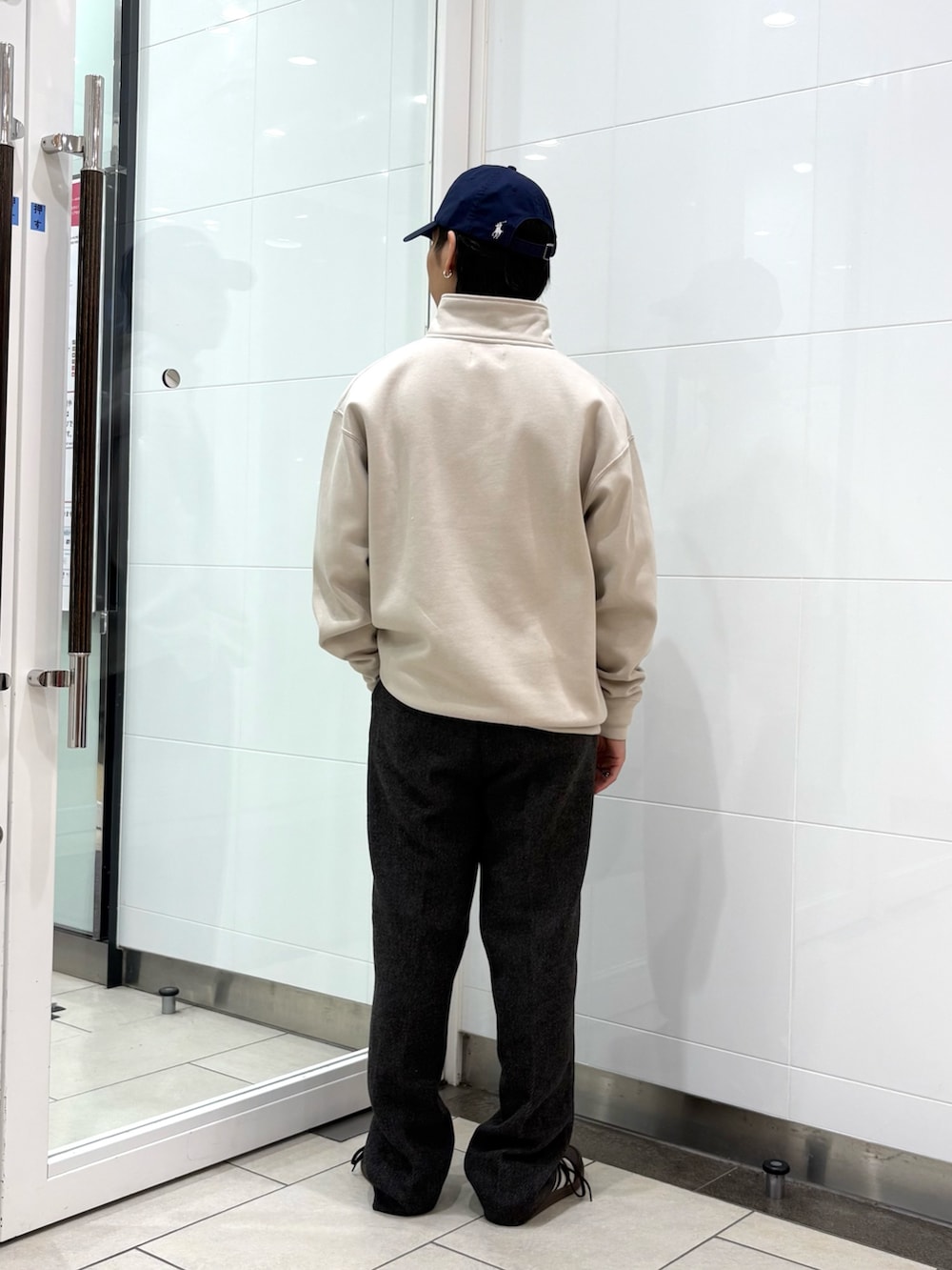 ベージュ系のスウェット、グレー系のその他パンツ、ブラウン系のスニーカーを着用したメンズの秋コーディネートの3枚目の写真