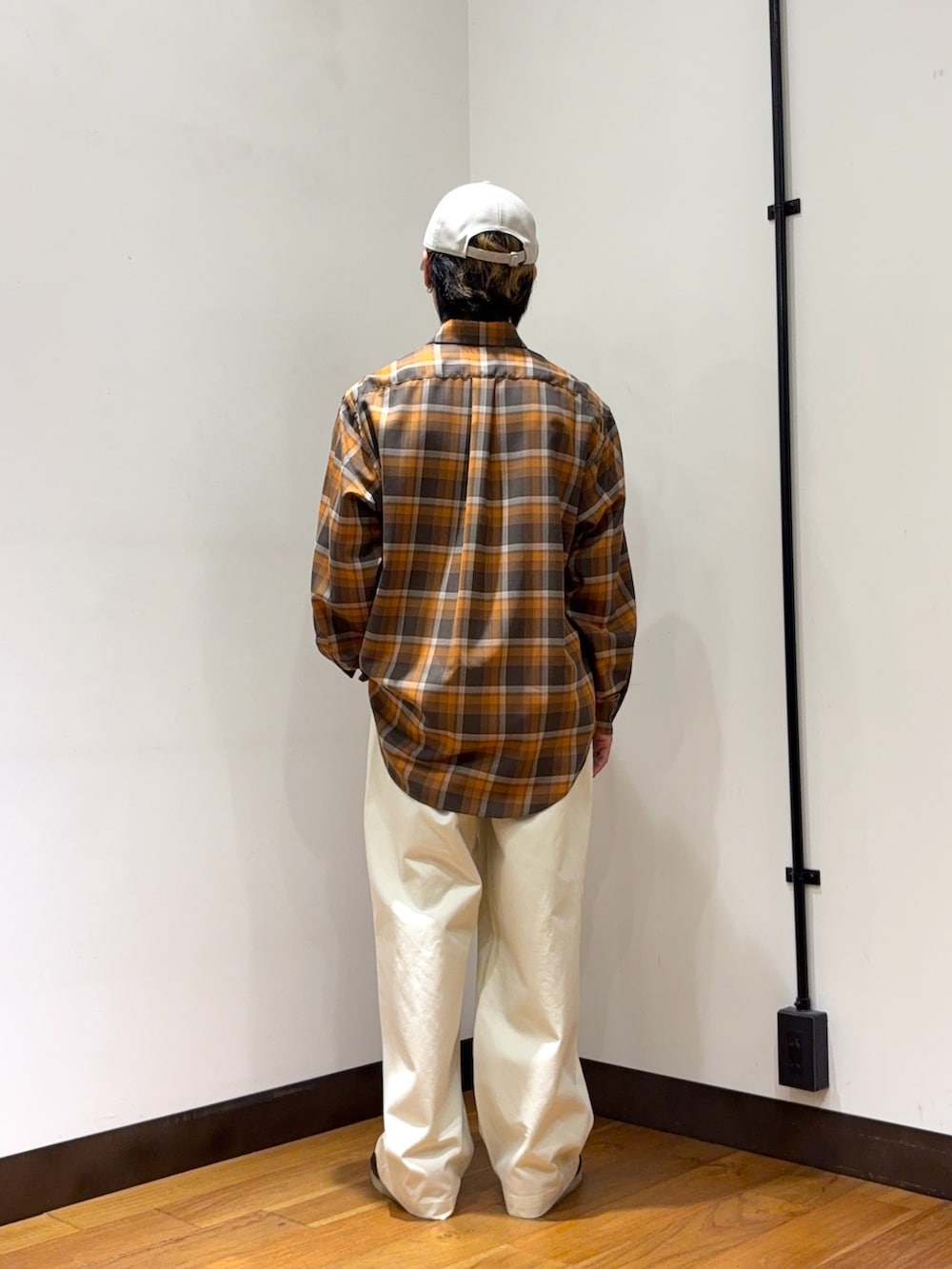 ホワイト系のその他パンツ、ブラウン系のその他シューズ、ベージュ系のキャップを着用したメンズの夏コーディネートの3枚目の写真