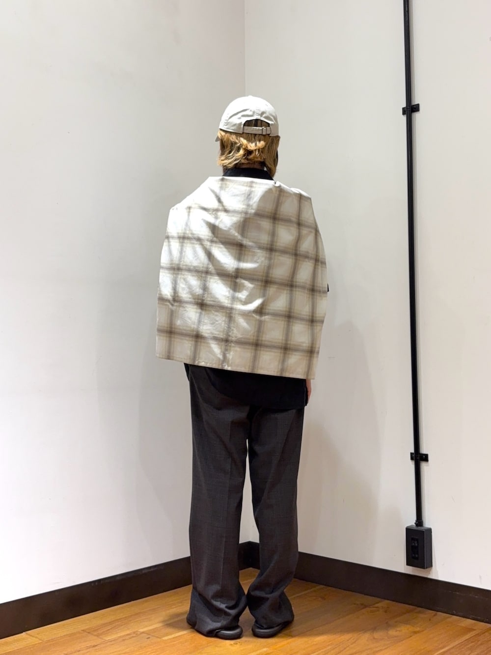 ブラック系のシャツ/ブラウス、ホワイト系のシャツ/ブラウス、ブラウン系のその他パンツを着用したメンズの夏コーディネートの3枚目の写真