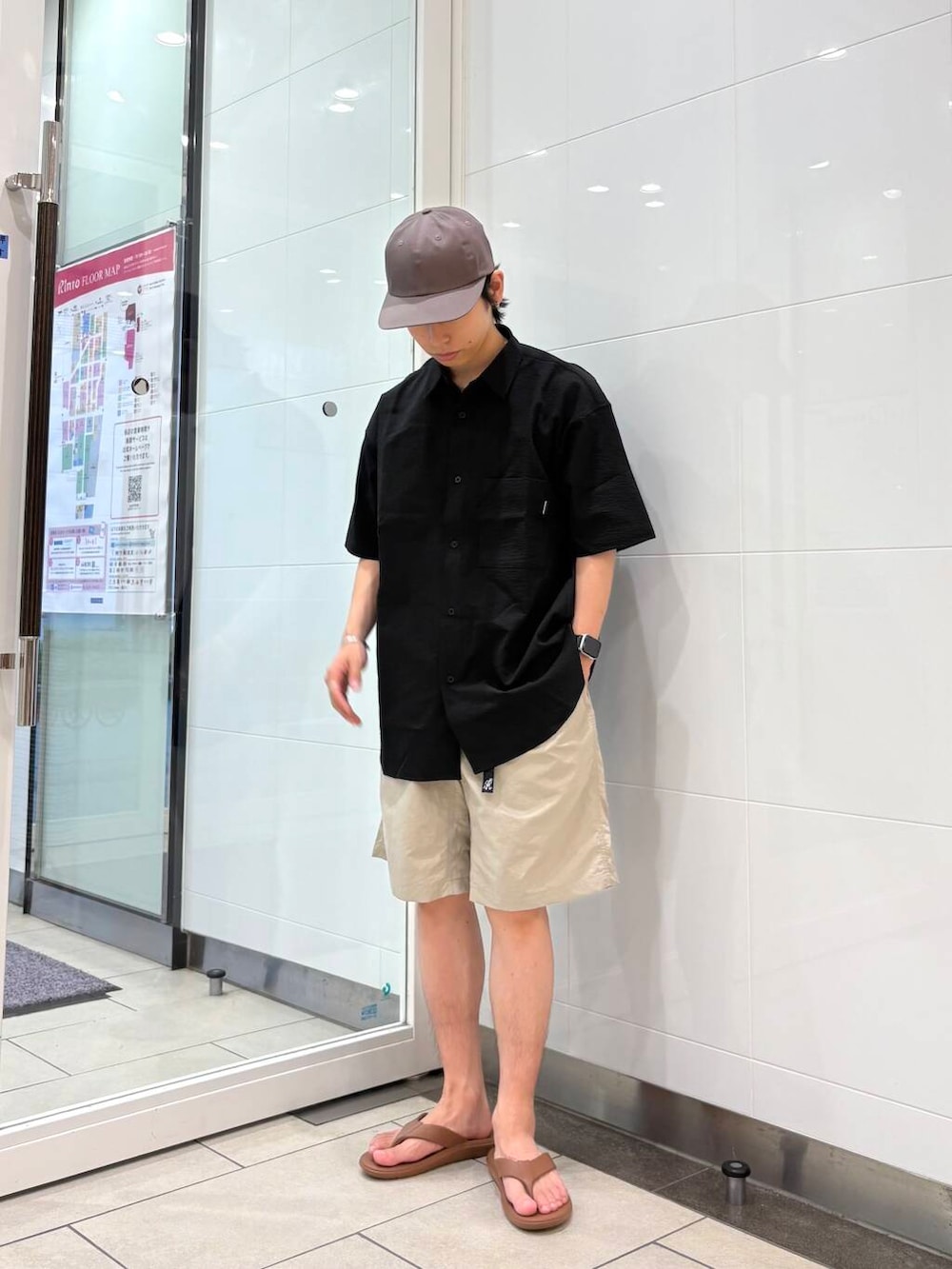 グレー系のその他パンツ、ブラック系のシャツ/ブラウス、ブラウン系のサンダルを着用したメンズの夏コーディネートの5枚目の写真