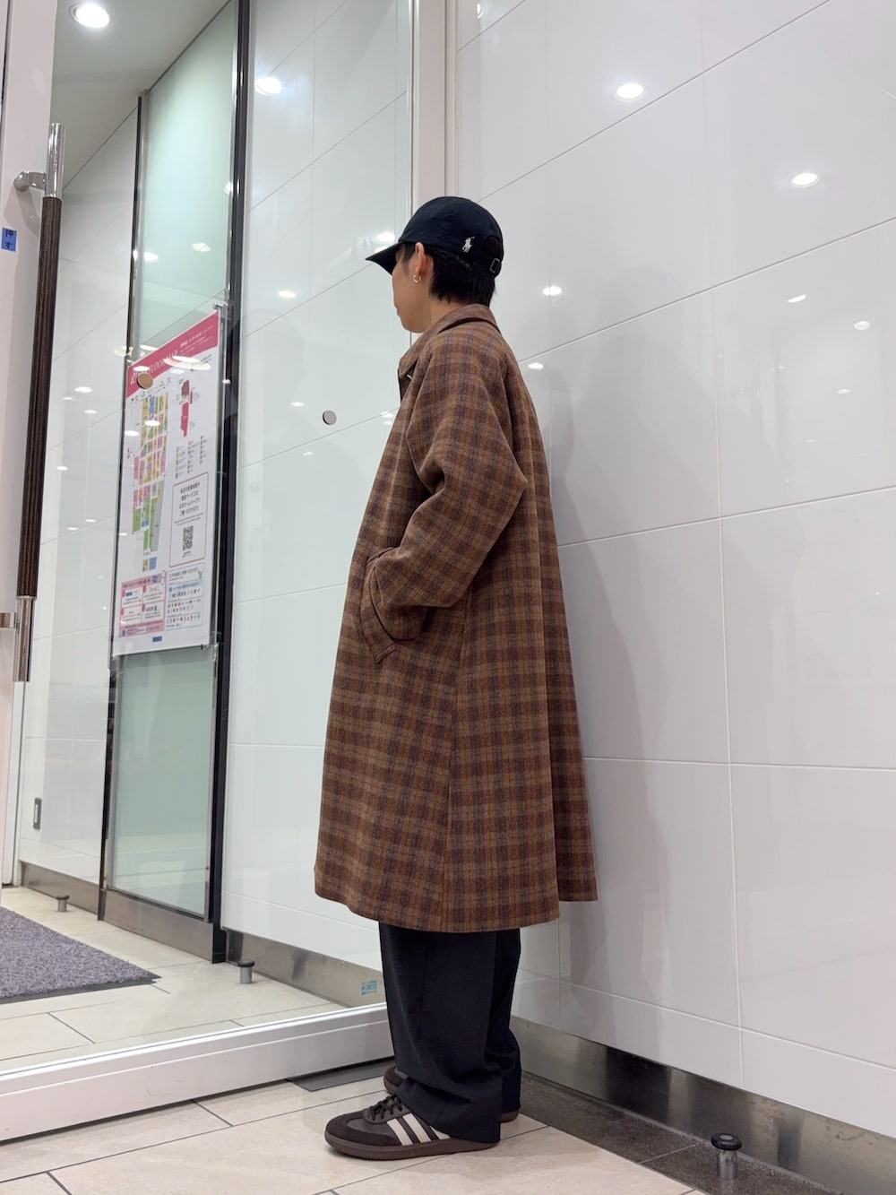 その他のステンカラーコート、ホワイト系のシャツ/ブラウス、ブラック系のカーディガン/ボレロを着用したメンズの冬コーディネートの2枚目の写真