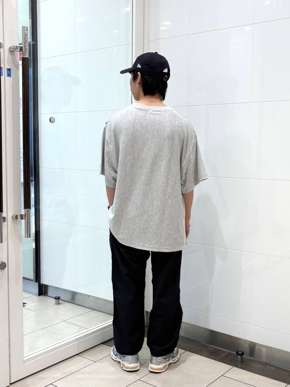 ブラック系のその他パンツ、グレー系のTシャツ/カットソー、ブルー系のキャップを着用したメンズの夏コーディネートの3枚目の写真