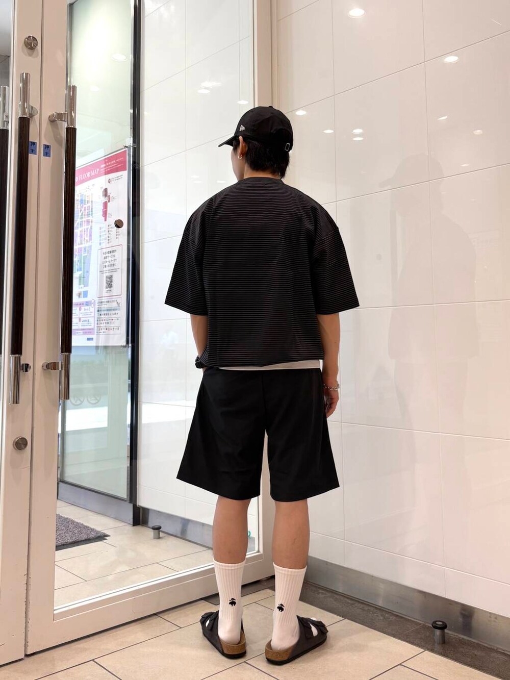 グレー系のサンダル、ブラック系のTシャツ/カットソー、グレー系のその他パンツを着用したメンズの夏コーディネートの4枚目の写真