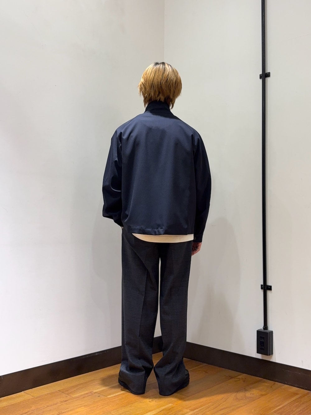 ブルー系のその他アウター、グレー系のその他パンツ、ブラック系のローファーを着用したメンズの春コーディネートの3枚目の写真