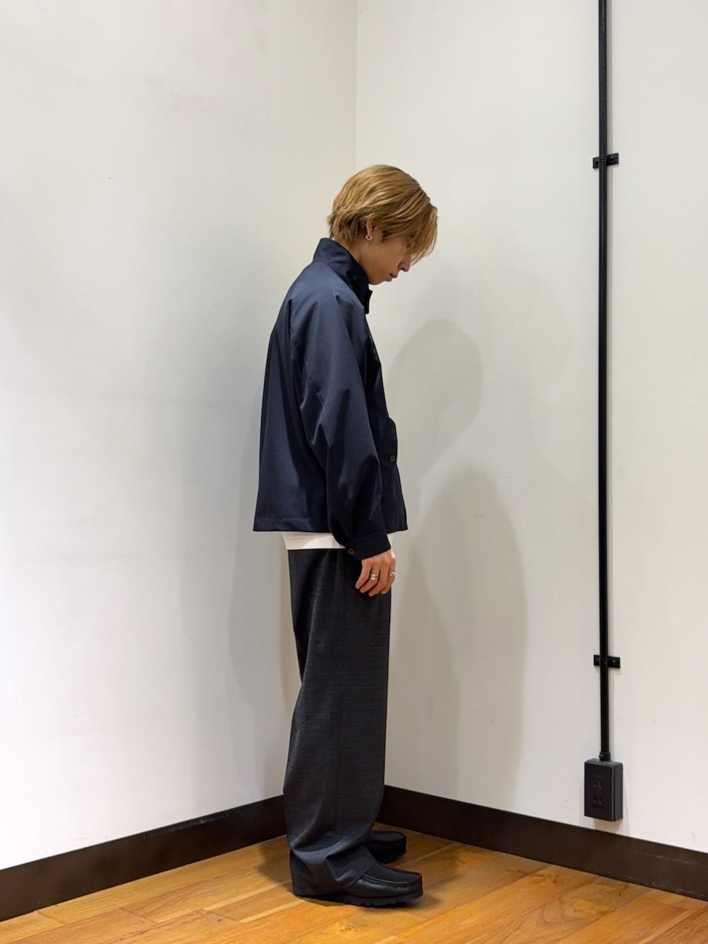 ブルー系のその他アウター、グレー系のその他パンツ、ブラック系のローファーを着用したメンズの春コーディネートの4枚目の写真