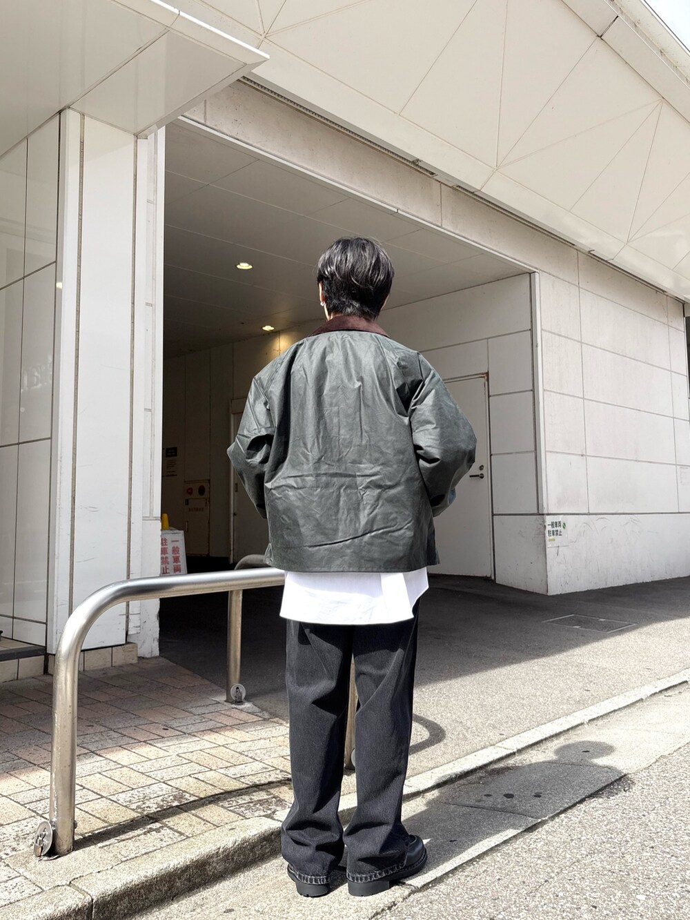 グリーン系のその他アウター、ホワイト系のシャツ/ブラウス、ブラック系のデニムパンツを着用したメンズの秋コーディネートの4枚目の写真