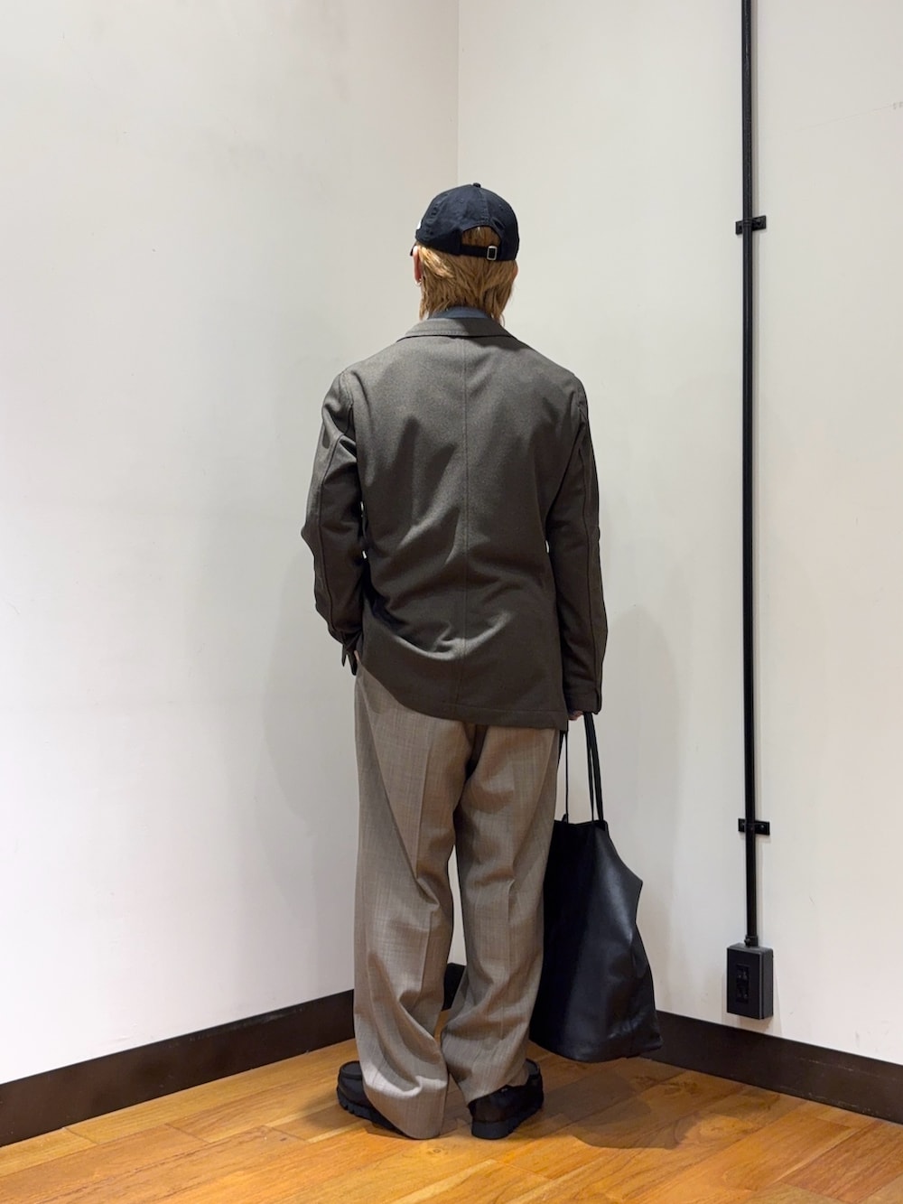 グリーン系のテーラードジャケット、ブラウン系のネクタイ、ブルー系のシャツ/ブラウスを着用したメンズの春コーディネートの3枚目の写真