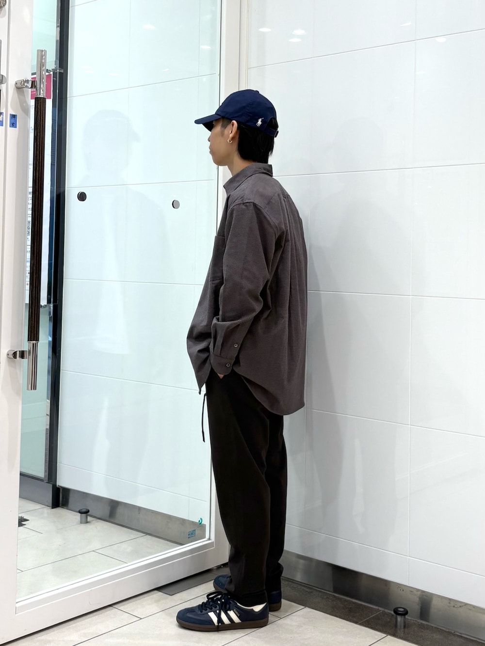 グレー系のシャツ/ブラウス、ベージュ系のその他パンツ、ブルー系のスニーカーを着用したメンズの秋コーディネートの2枚目の写真