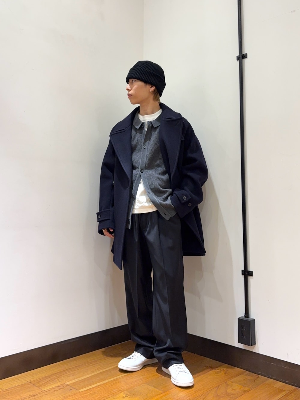 ブルー系のピーコート、グレー系のカーディガン/ボレロ、ブラック系のその他パンツを着用したメンズの冬コーディネートの5枚目の写真