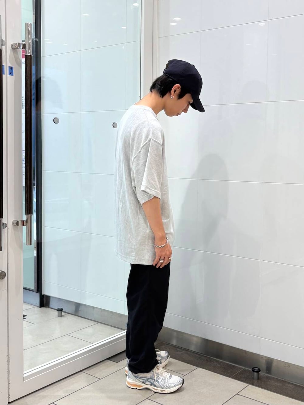 ブラック系のその他パンツ、グレー系のTシャツ/カットソー、ブルー系のキャップを着用したメンズの夏コーディネートの4枚目の写真