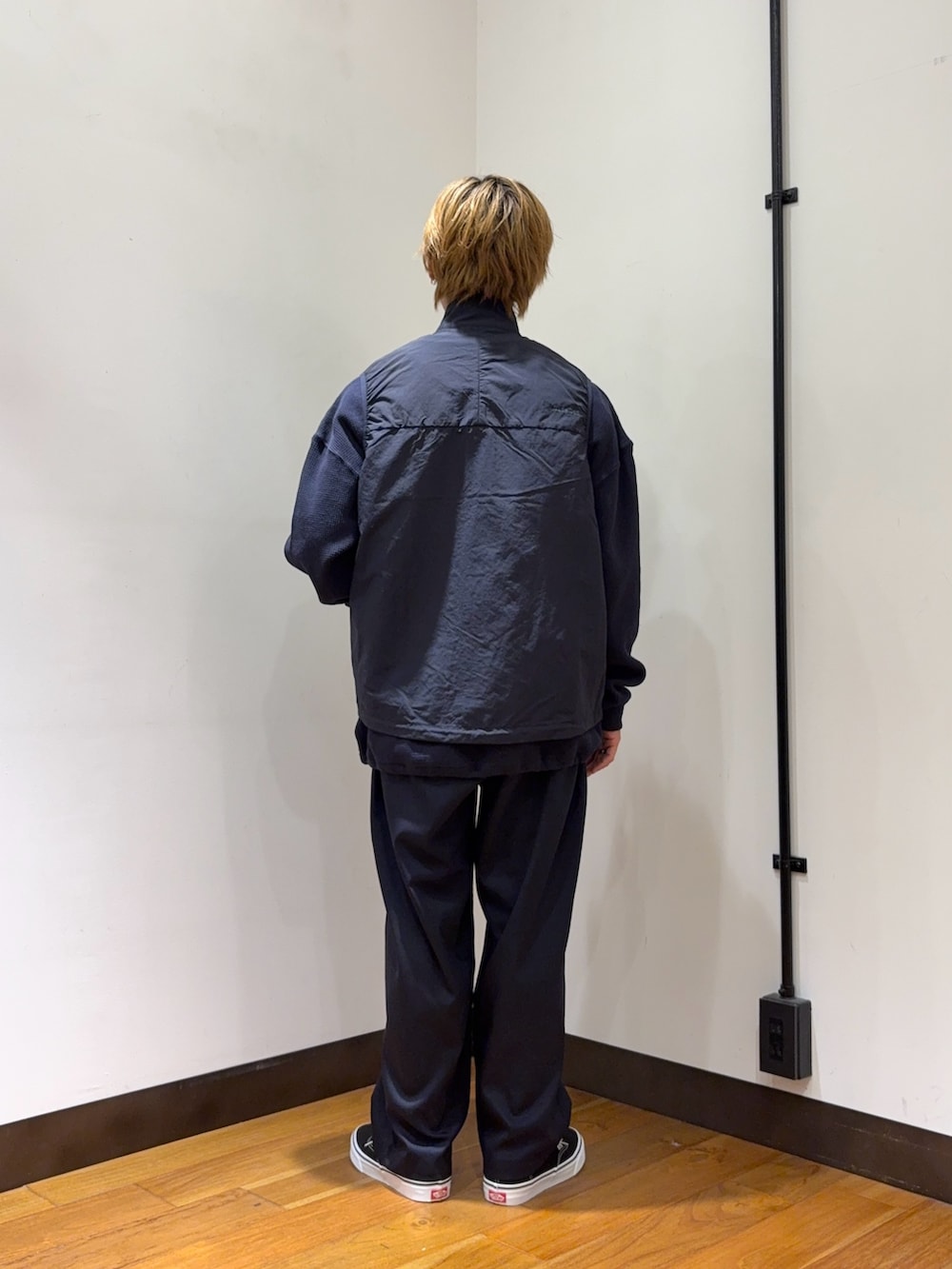 ブルー系のベスト、グレー系のTシャツ/カットソー、ブルー系のその他パンツを着用したメンズの冬コーディネートの3枚目の写真