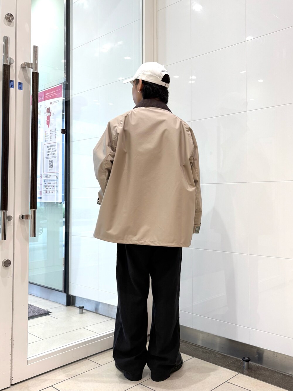 ベージュ系のナイロンジャケット、ブラック系のその他パンツ、ブラック系のその他シューズを着用したメンズの夏コーディネートの3枚目の写真