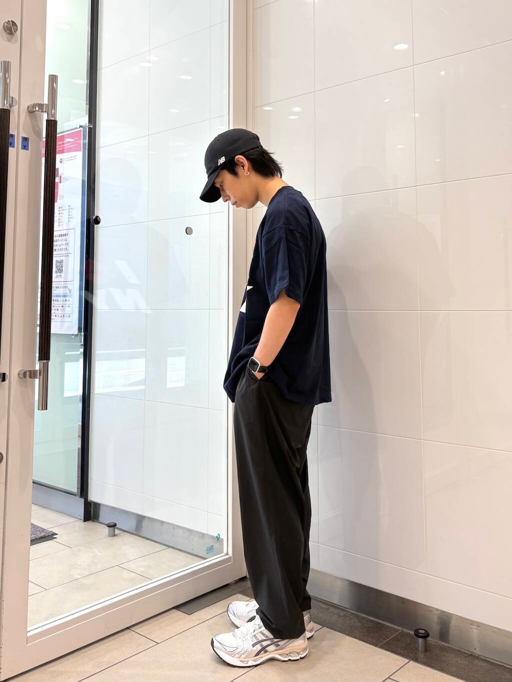 ホワイト系のスニーカー、ブラック系のその他パンツ、ブルー系のTシャツ/カットソーを着用したメンズの夏コーディネートの3枚目の写真