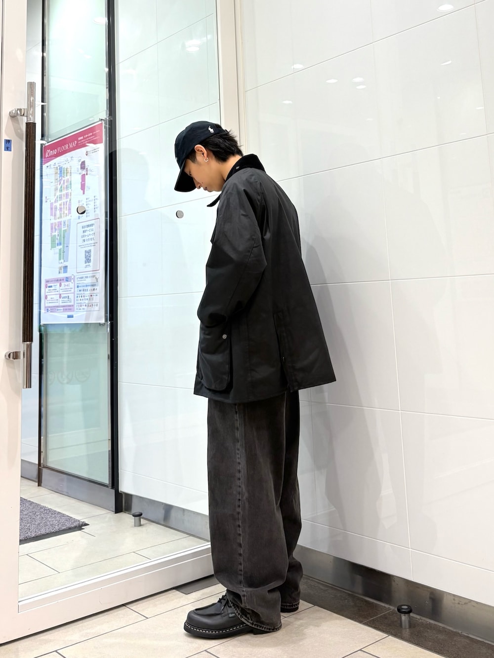 ブラック系のテーラードジャケット、ブラック系のデニムパンツ、ブラック系のドレスシューズを着用したメンズの秋コーディネートの2枚目の写真