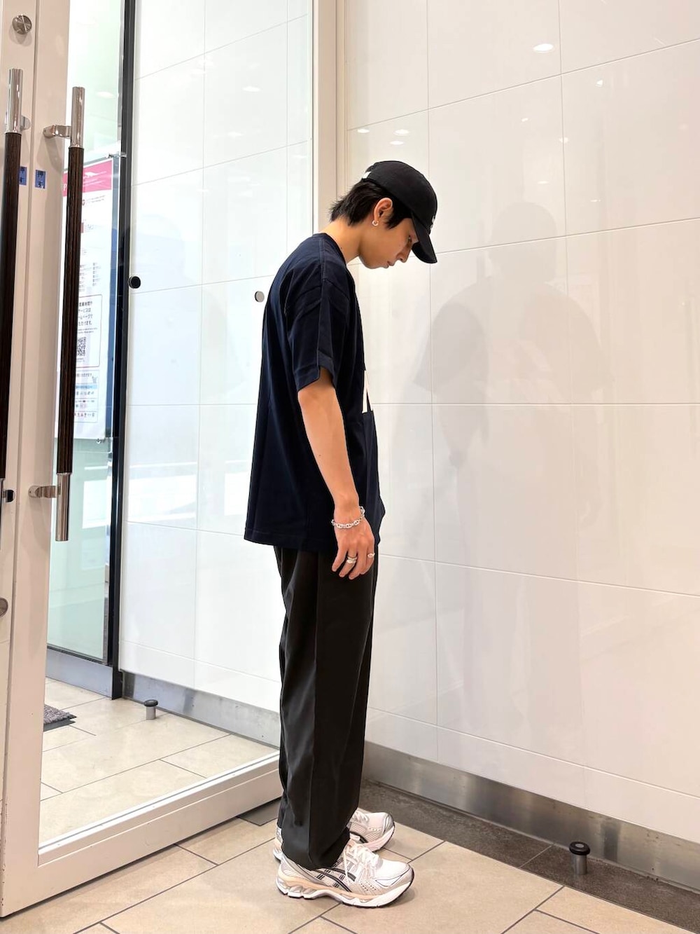 ホワイト系のスニーカー、ブラック系のその他パンツ、ブルー系のTシャツ/カットソーを着用したメンズの夏コーディネートの5枚目の写真