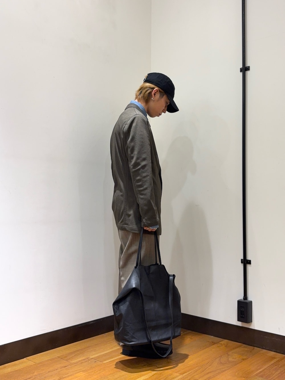 グリーン系のテーラードジャケット、ブラウン系のネクタイ、ブルー系のシャツ/ブラウスを着用したメンズの春コーディネートの4枚目の写真