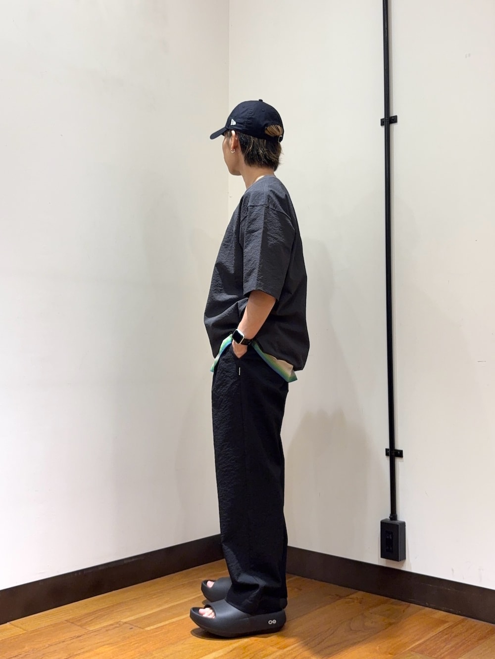 グレー系のTシャツ/カットソー、ホワイト系のTシャツ/カットソー、ブラック系のその他パンツを着用したメンズの夏コーディネートの2枚目の写真