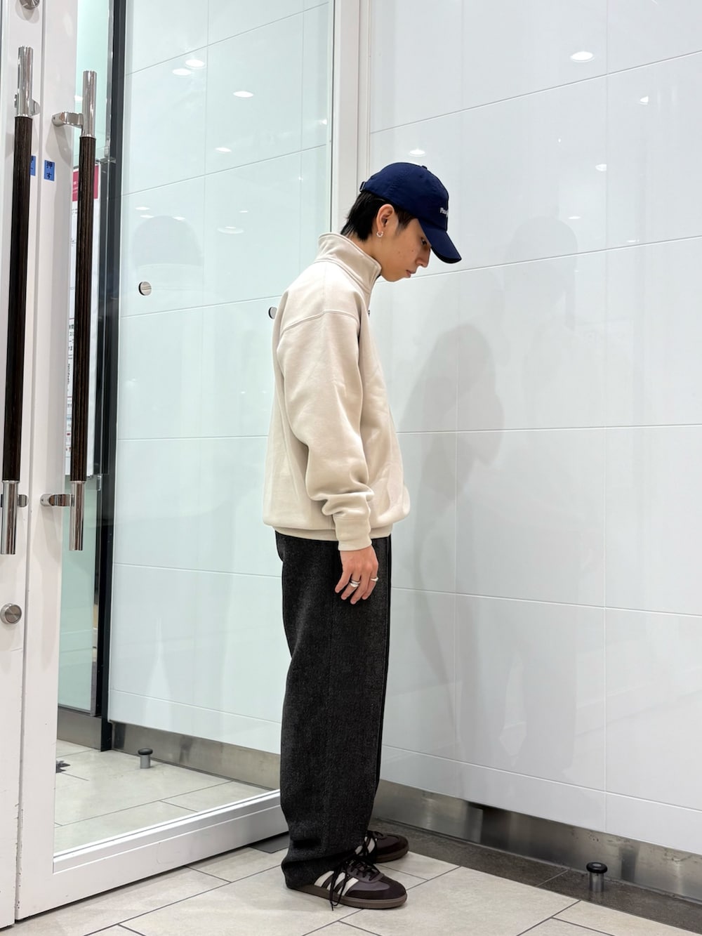 ベージュ系のスウェット、グレー系のその他パンツ、ブラウン系のスニーカーを着用したメンズの秋コーディネートの4枚目の写真